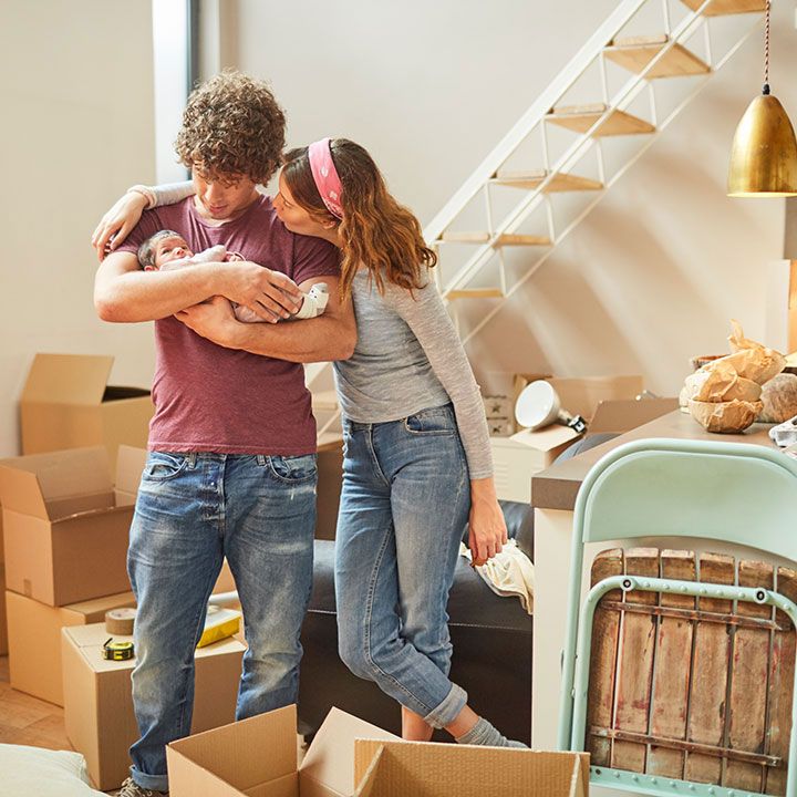 Eine junge Familie im neuen Zuhause